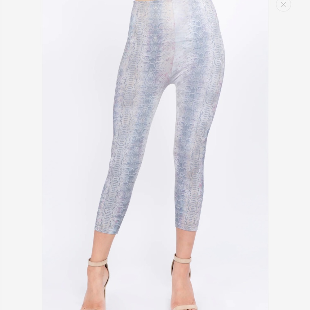 M. Rena - Subtle Multicolor Snakeskin Cropped Legging. NWOT.Size OS